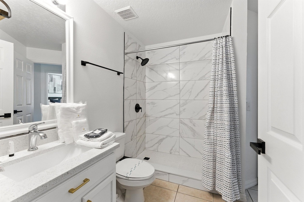 Carpet-free 4BR w/ Pool, 2 Master Bds, Near Disney