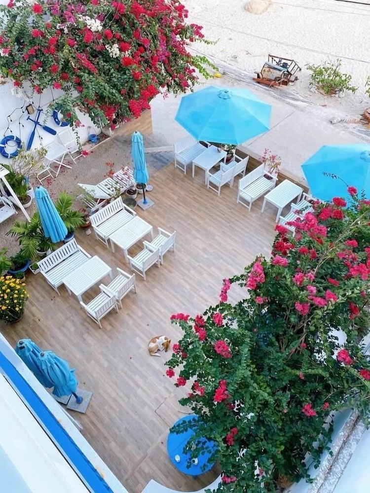 Blue Anchor Lodge & Cafe-Binh Ba Island