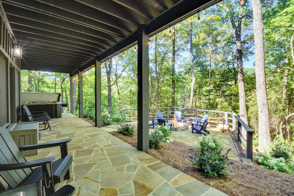 Fish, Hike & Swim: Lake Burton Retreat w/ Hot Tub!
