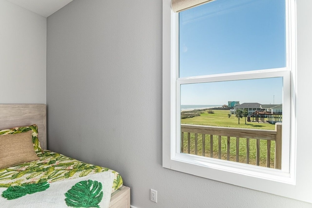 Deja Blue 5 Bedroom Home by RedAwning