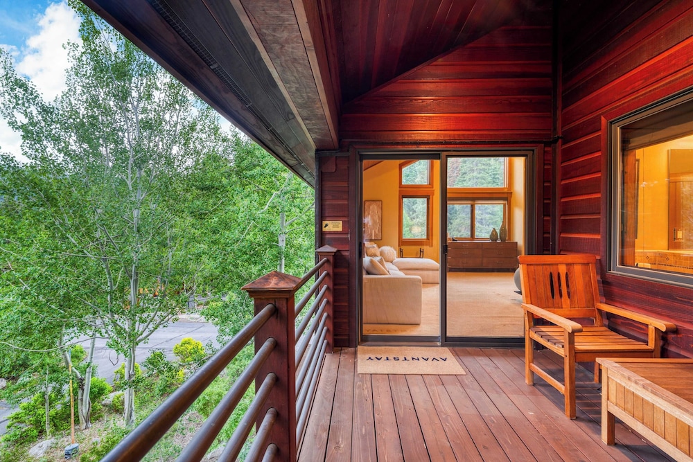 Cedars at Palisades by Avantstay Hot Tub, Resort Access, and Mountain Views