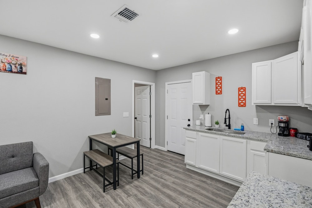 Spacious 3BR Retreat Near Downtown River Walk