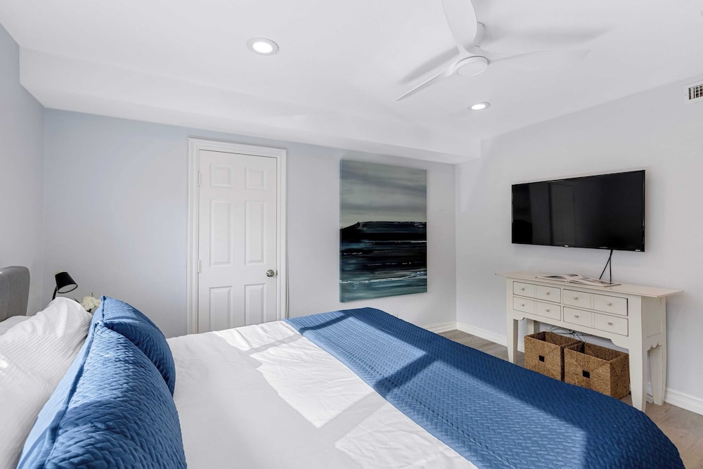 Sandy by Avantstay Oceanview, Steps to Beach Patio w/ Fire Pit + Dining Area