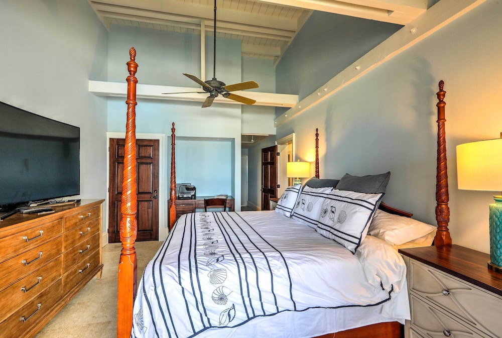 Walk to Beach: St Thomas Condo w/ Balconies