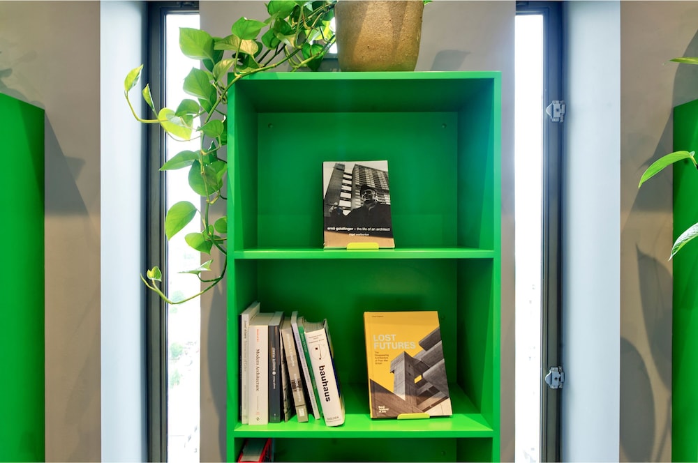 Striking One-bedroom Apartment Vibrant Poplar