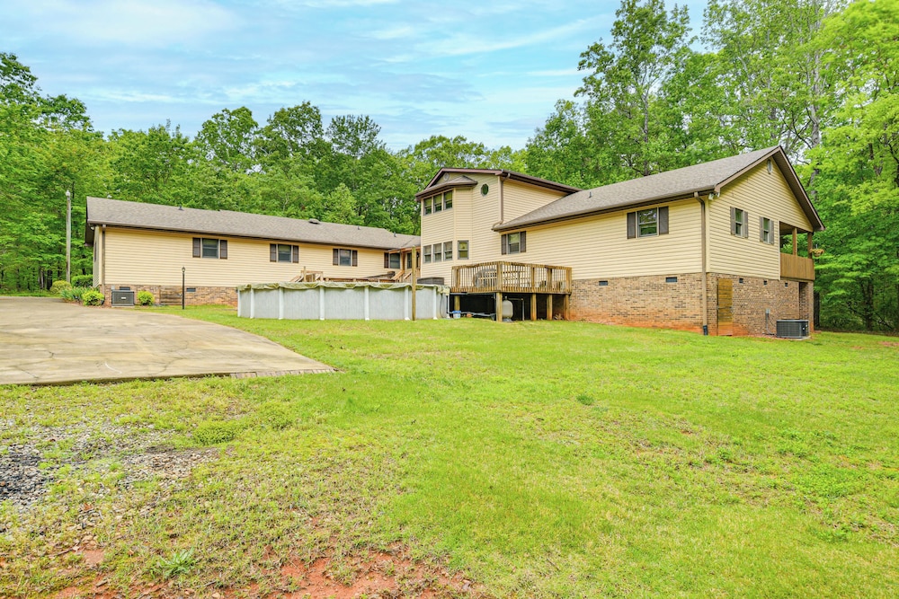 5 Mi to Lake Robinson: Bbq-ready Home w/ Pool