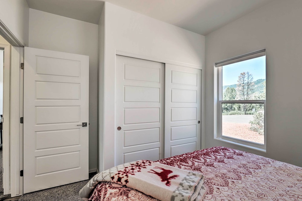 Payson Vacations - Lavish Pine Cabin w/ Hot Tub, Deck  Mountain View - Property Image 4