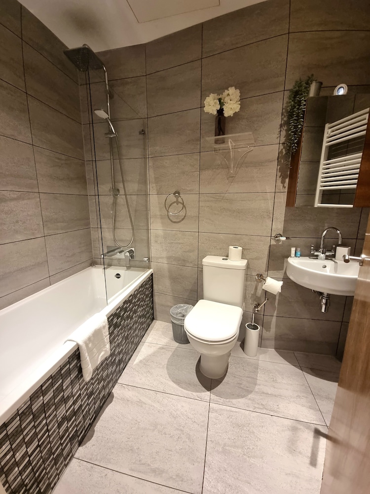 Large Duplex 7 Adults at London Bridge