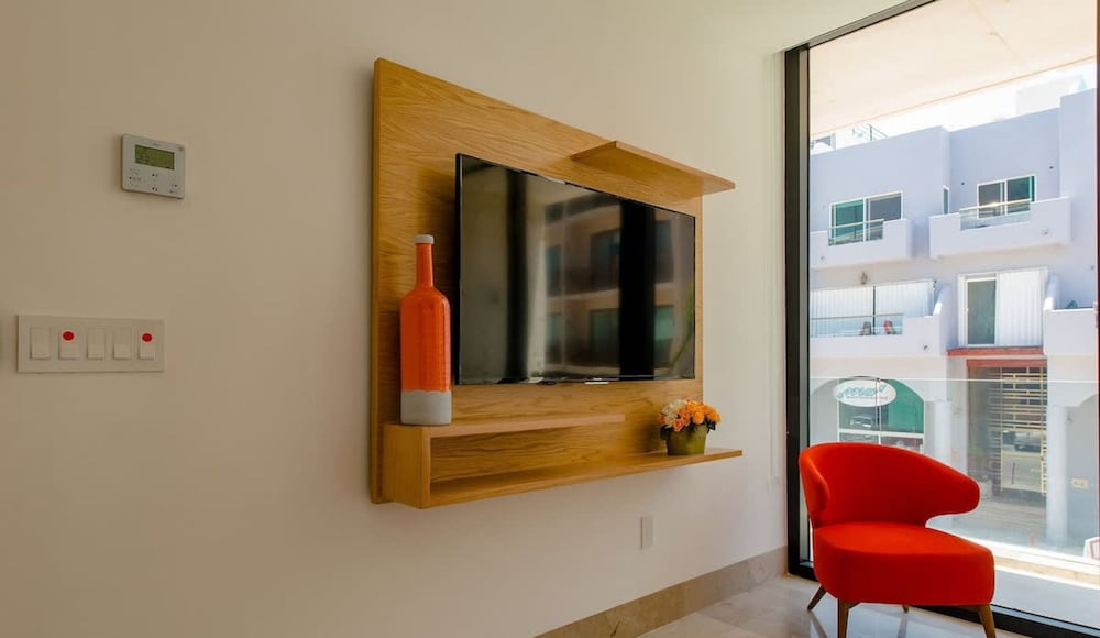 2 Br Steps Away From the Beach Heated Pool