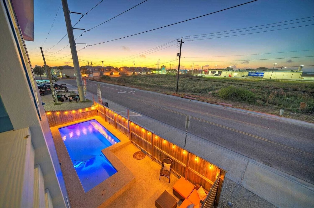 Sleeps 24, 2 Homes 2blocks to the Beach, Pool, Game Room, Patio w/ Outdoor Bar