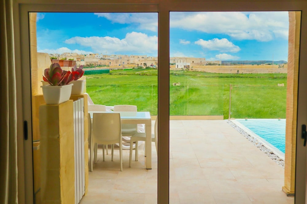 Amazing 4 Bedroom Holiday Home With Infinity Pool view 5