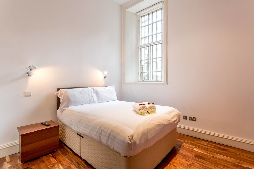 JOIVY Location, Location! North Bank Street Luxury Apt view 5