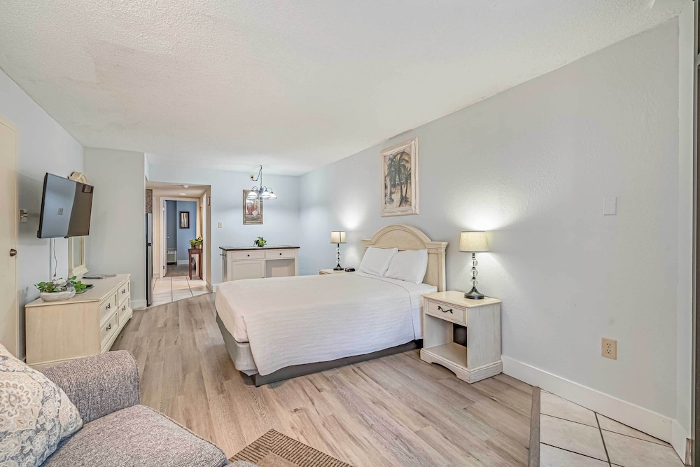 Myrtle Beach Condo w/ Balcony & Resort Amenities! view 3