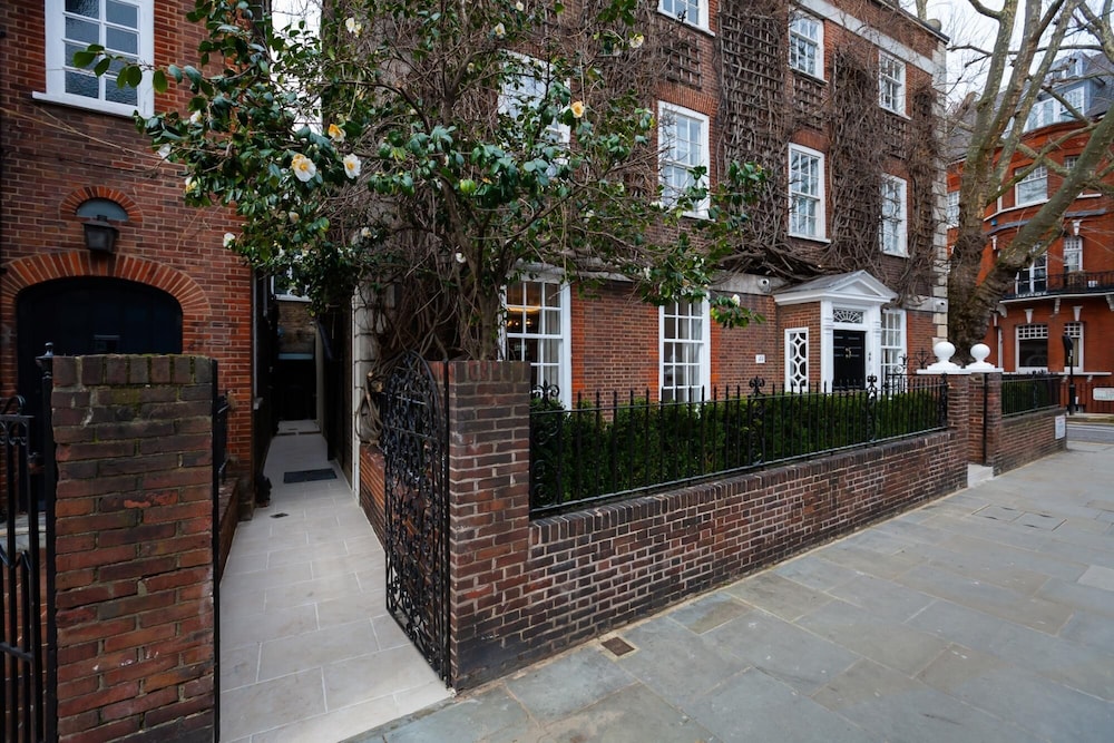 49 Cheyne Place in London