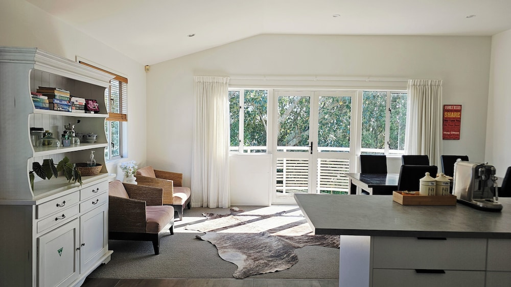 LILYPAD 4-bedroom Urban Retreat Auckland