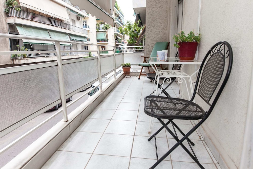 Beautiful Retro Apt in Koukaki