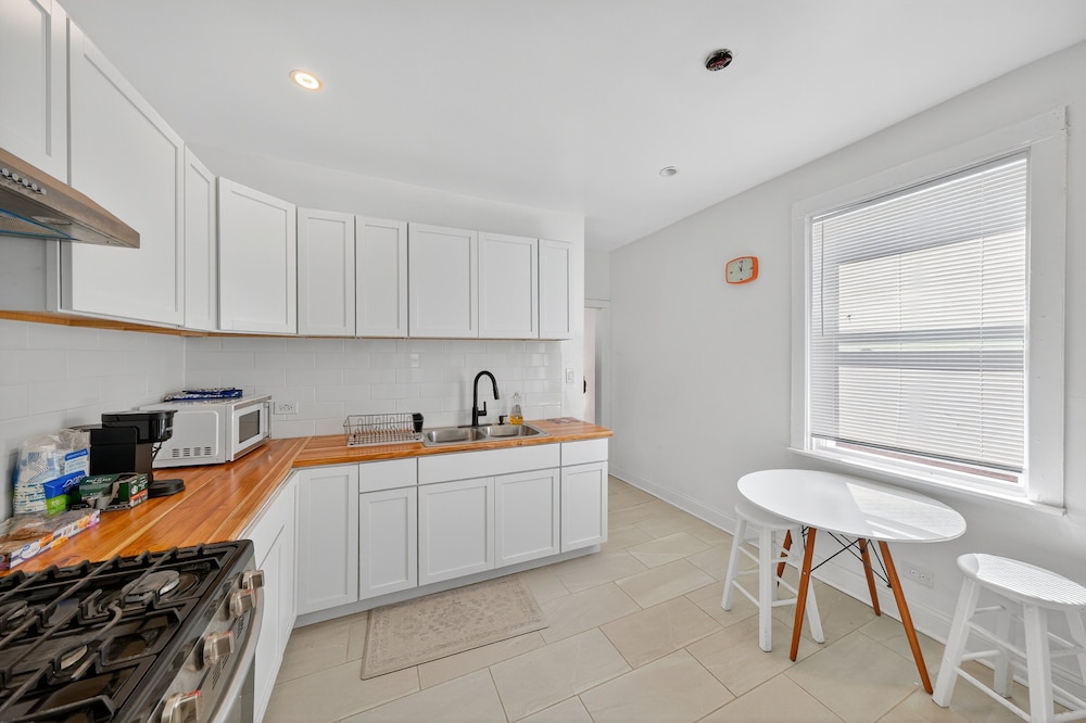 Chicago Getaway With Pool Table & Modern Comfort 3 Bedroom Home