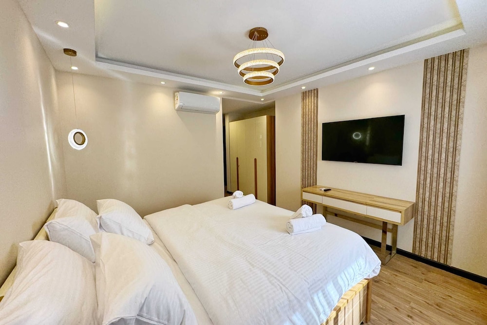 Calm & Classy 2BR - 5 min to Airport