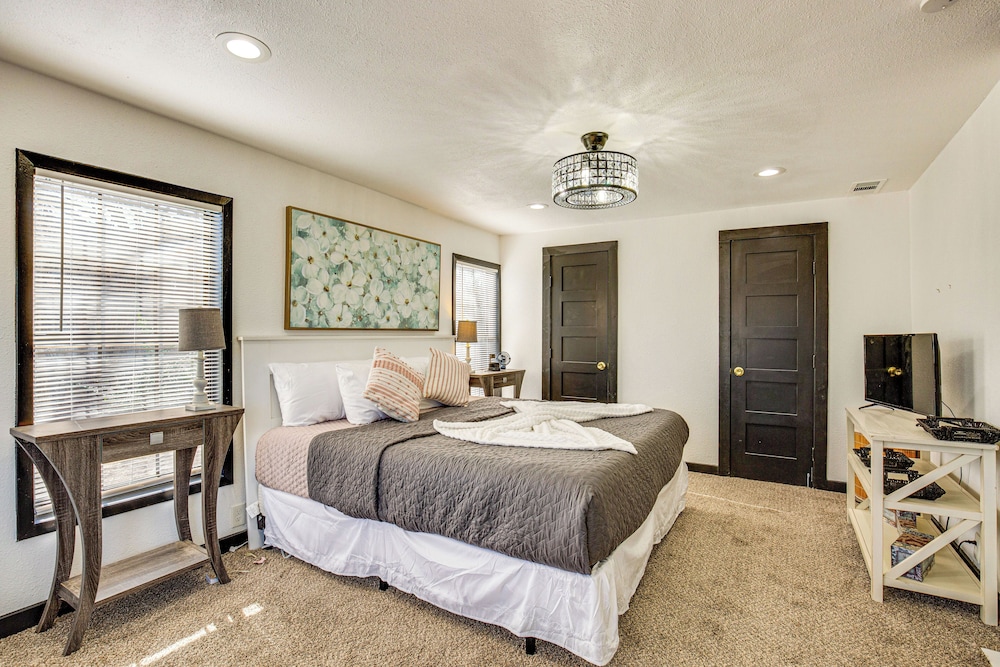 Grills, Fire Pit & Yard: Central Granbury Home!