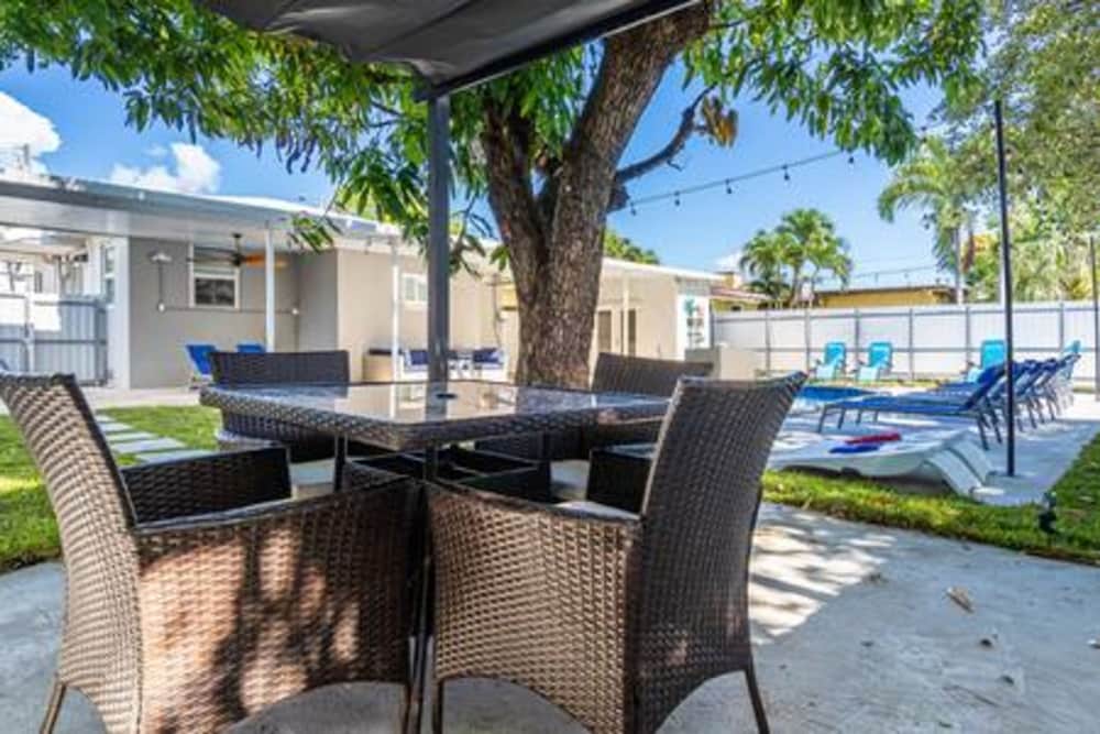 600 SW 31st Ave Pool Patio 4 Queen Beds Sleep 8 Parking