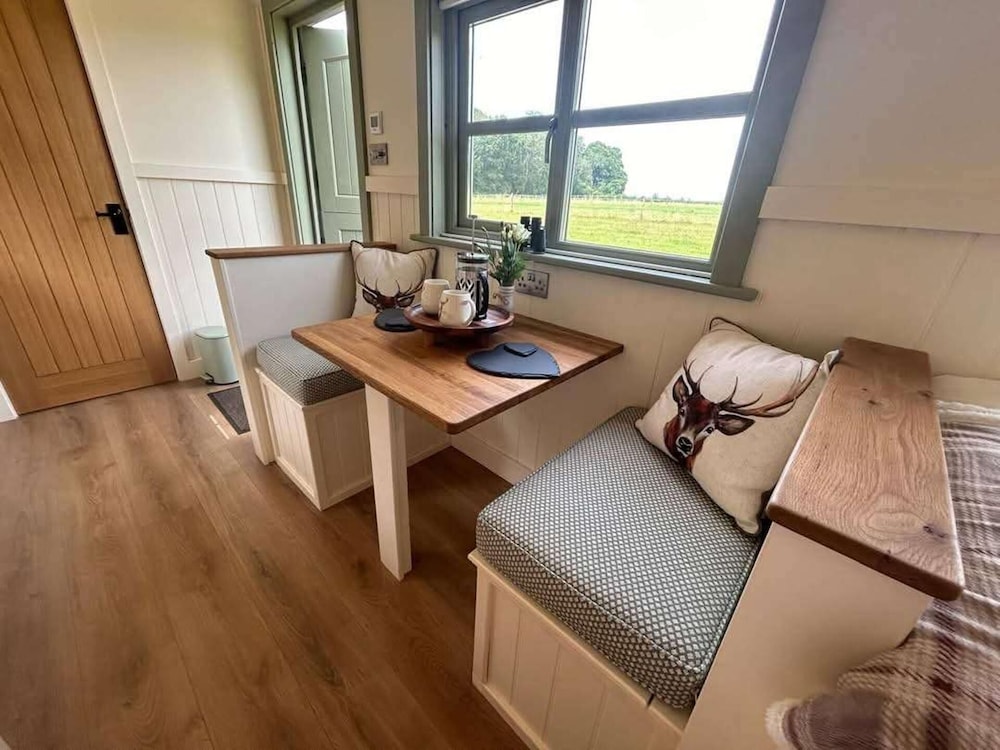 Luxury Shepherds Hut set in a Countryside Setting