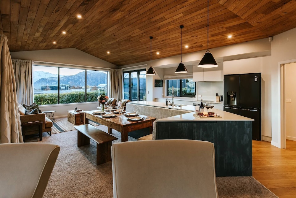 Te Moana - Lake Views - Sleeps 7