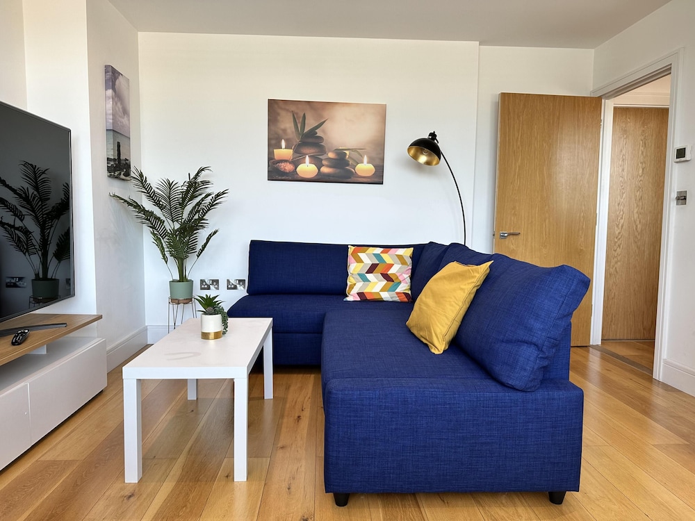 Condo Apartment With Workspace