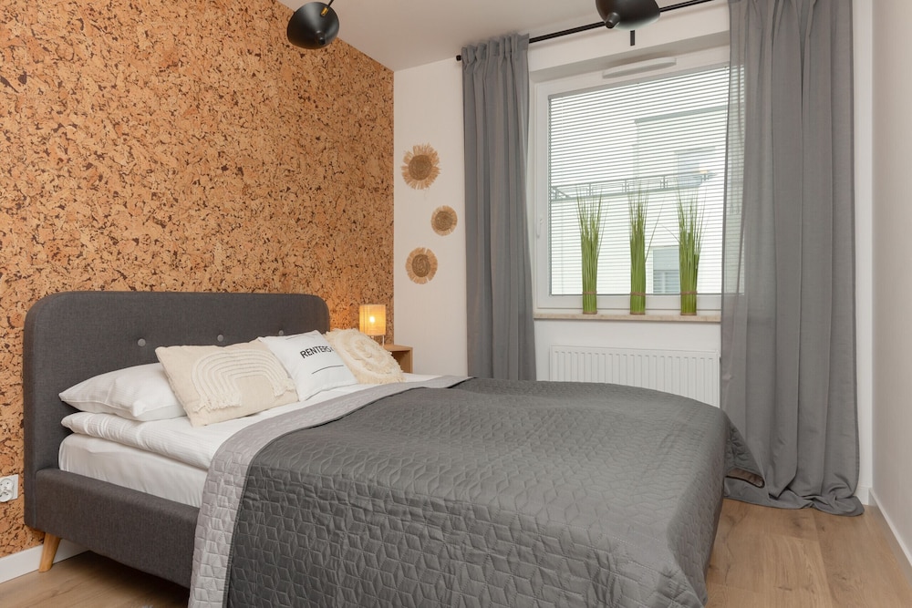 Trendy Apartment + Parking by Renters view 2