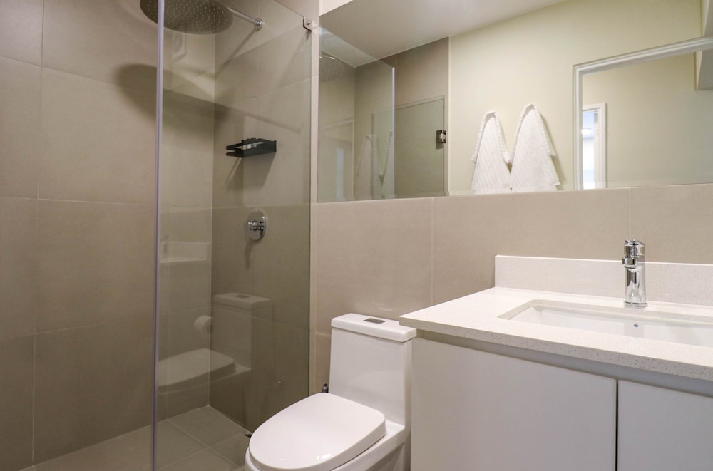 w Glorious 2BR w Perfect Balcony Near Kennedy Park