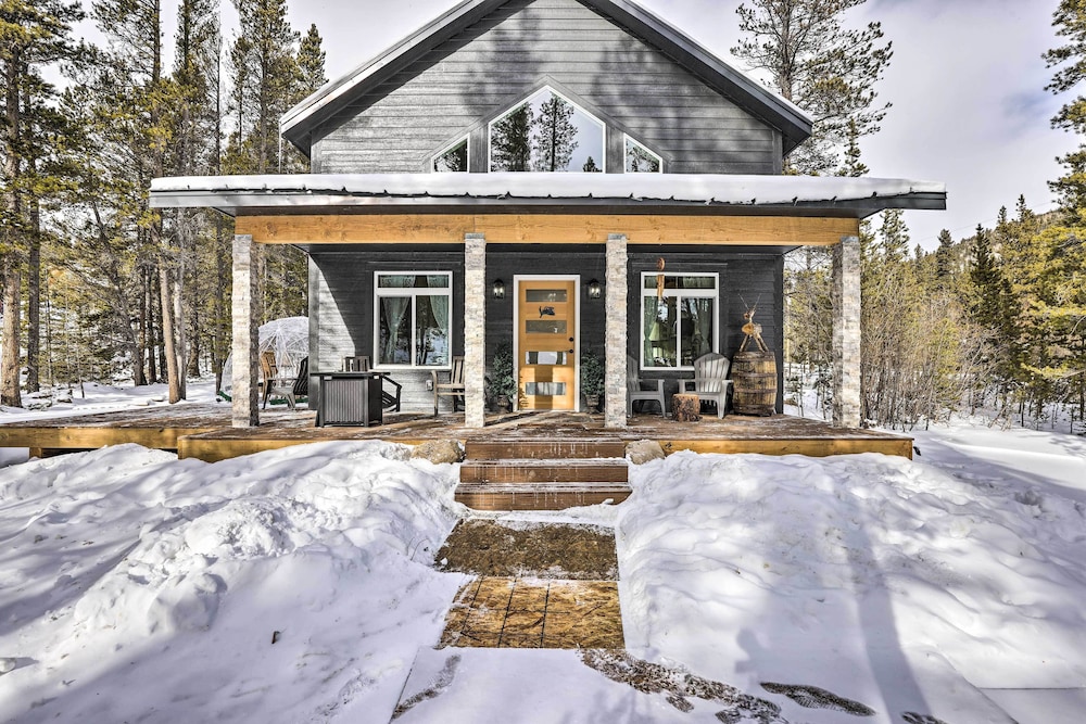 1 Mi to St Marys Glacier Trail: Modern Mtn Cabin! view 4