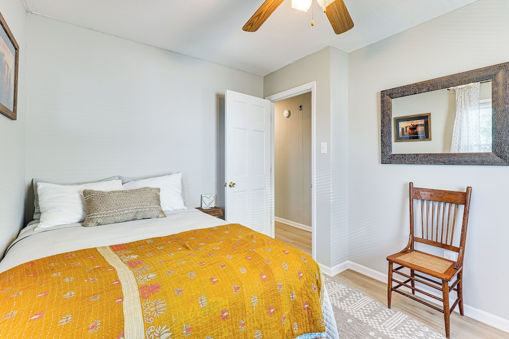 3 Blocks to Beach Access: Coastal Carolina Apt