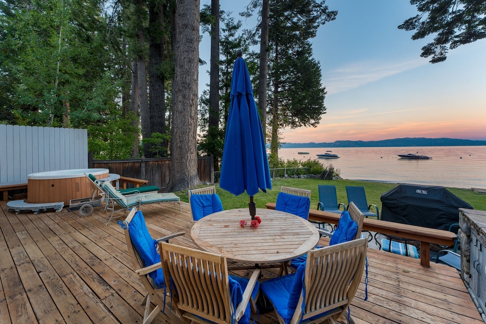 Lakefront Haven by Avantstay Minutes to Ski Resorts Private Dock Boat