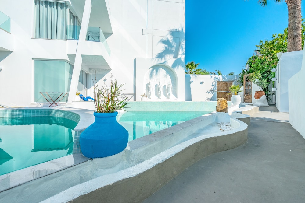 Kouros Home Hotel