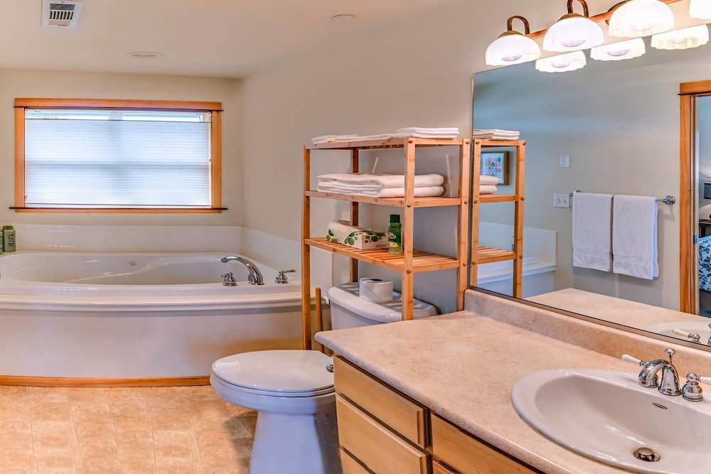 Ashland Vacations - The Pioneer Craftsman House - Closest to Osf - Property Image 14