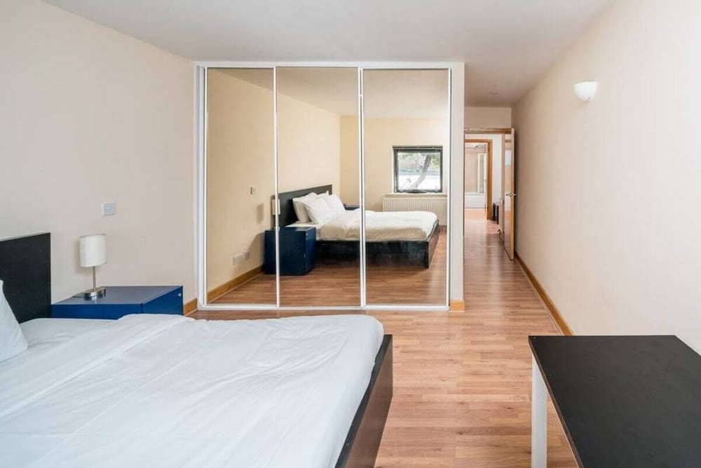 Bright 2 Bed 2 Bath apt Near Canary Wharf