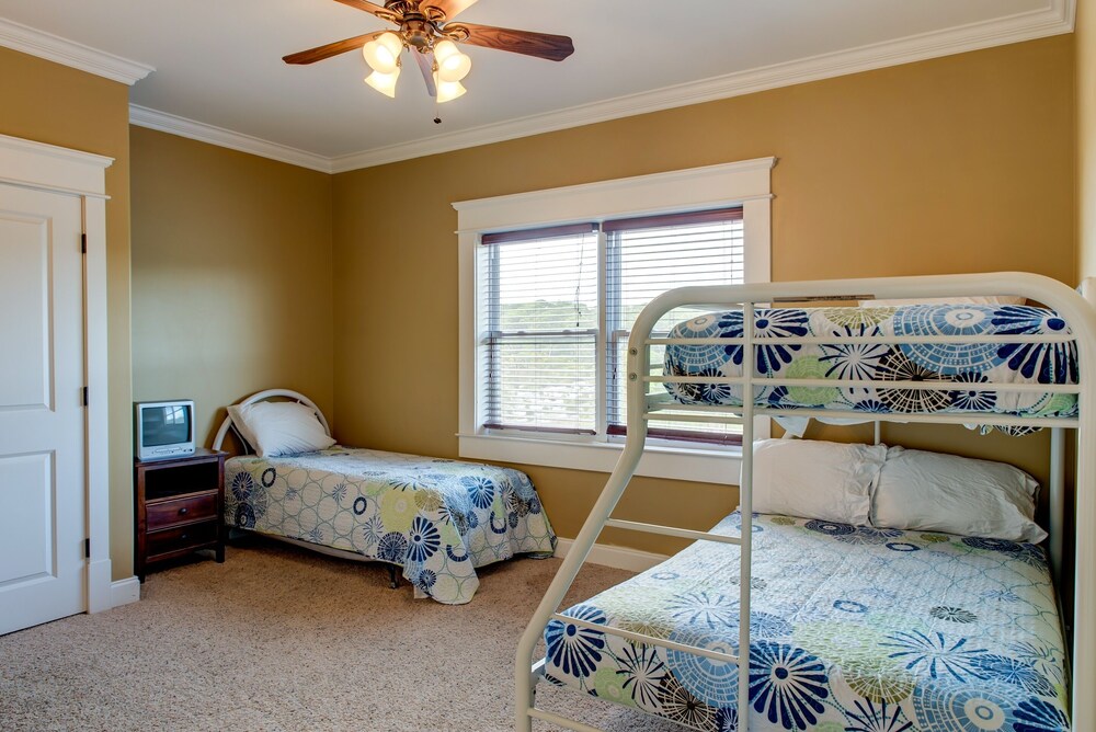 Purple Parrot - You Will Be Amazed At The Panoramic Island Views From The Third Floor Crows Nest! 4 Bedroom Home by RedAwning