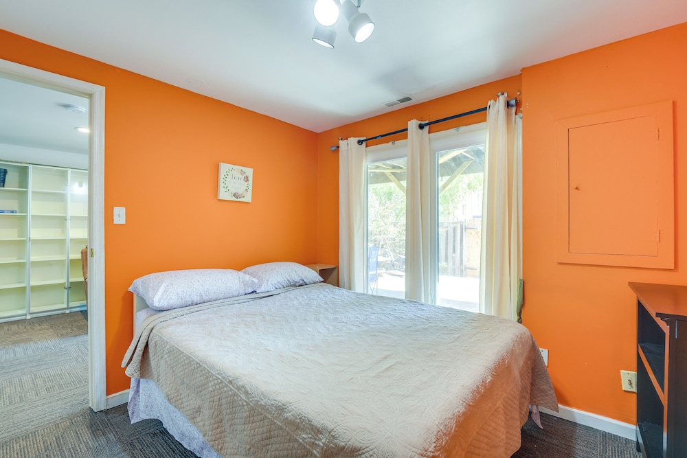 Close to Hospital & Dulles: Herndon Townhome
