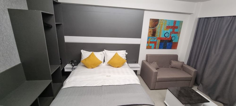 LUXSUITES