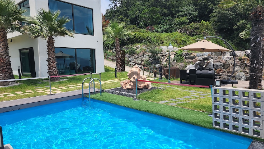 Namhae Orosy Bada Pool Villa & Pension