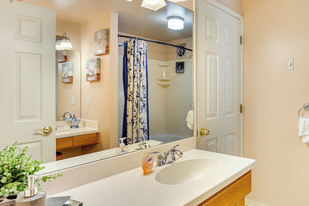 3 Mi to U of O Pet-friendly Home w/ Covered Deck!