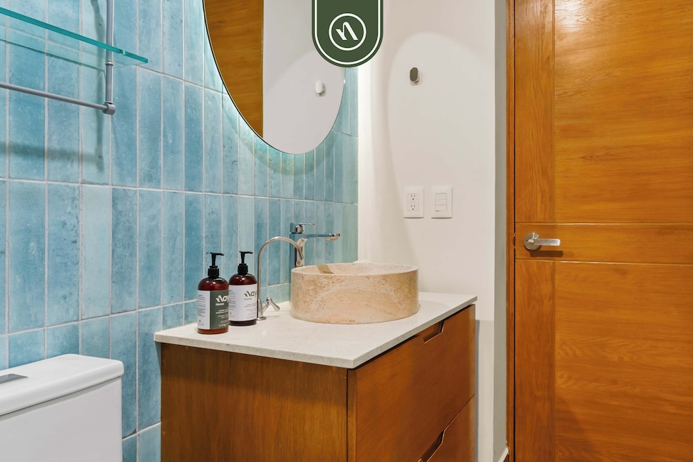 New Stylish 1 BR Condo - Ocean Views - Flex Room