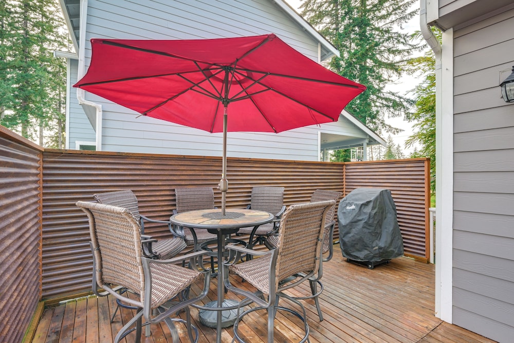 Lakefront Gem w/ Deck & Grill in Shelton