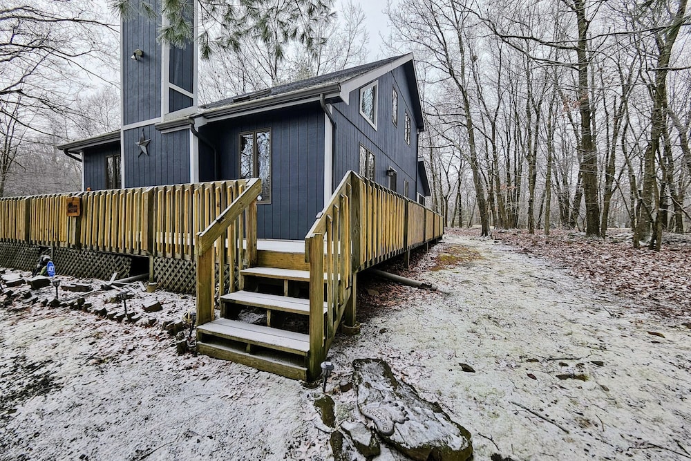 Shady Pines by Avantstay Enclosed Porch, Game Rooms, & Lake/beach Access! view 5