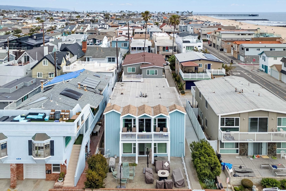 Topside Newport Rooftop Balcony + Ocean Views + Walk to Pier, Marina Village