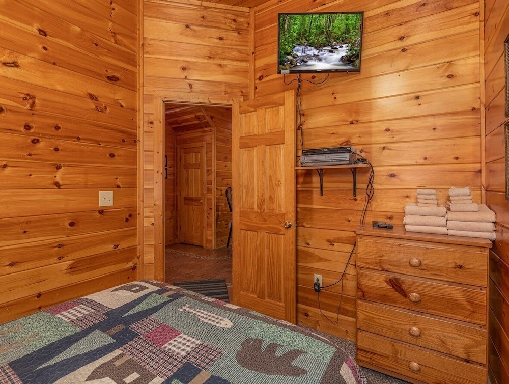 Spacious Party Hut Near Attractions by Redawning