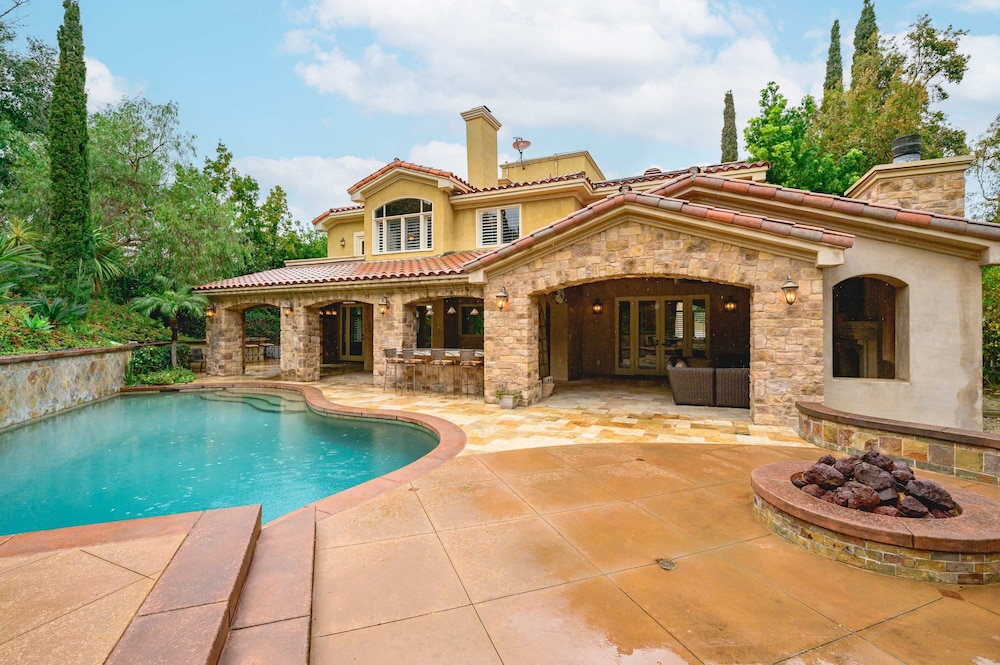 Luxury Villa w Pool Garden Outdoor Lounge