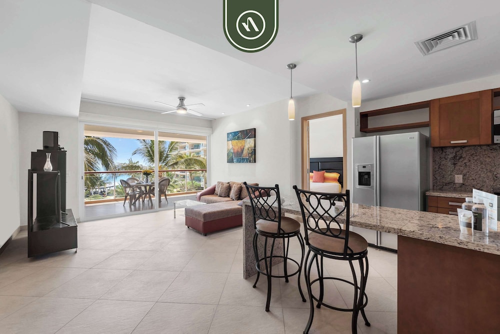 Oceanfront 2 BR Condo - Beach - Restaurant - Gym