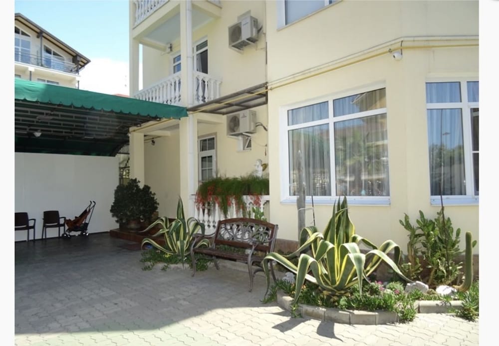 Guest House Na Tsvetochnoy view 2