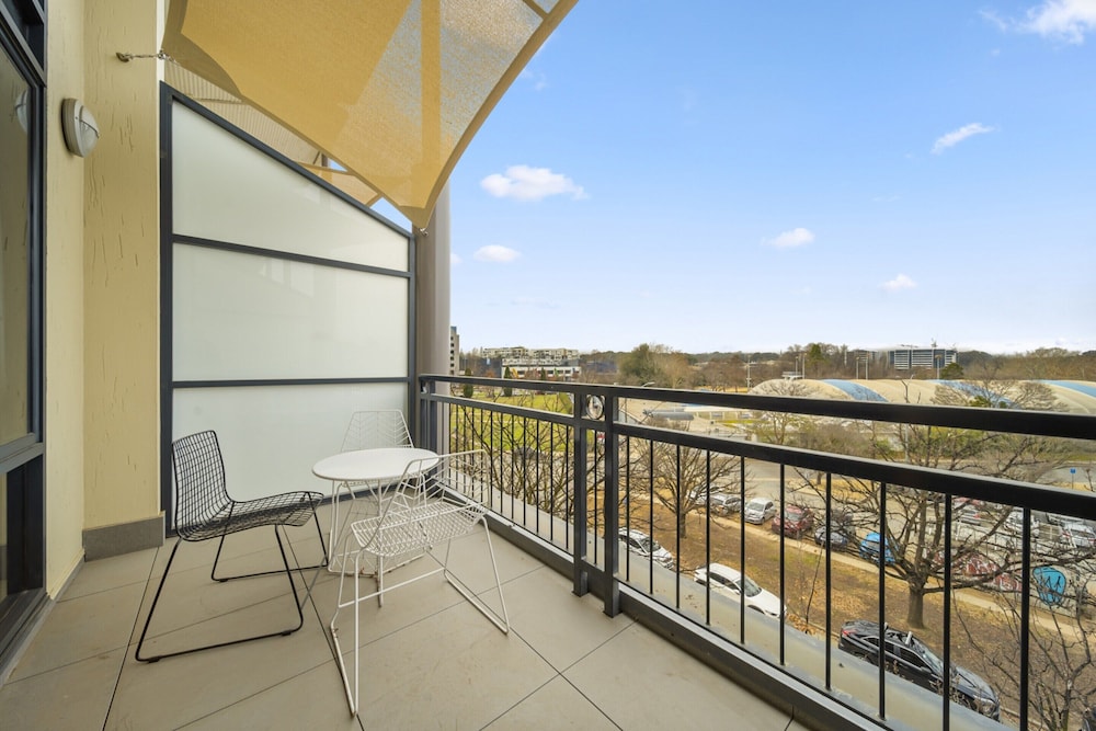 Loft-style CBD 1-bed With Rooftop Terrace & BBQ