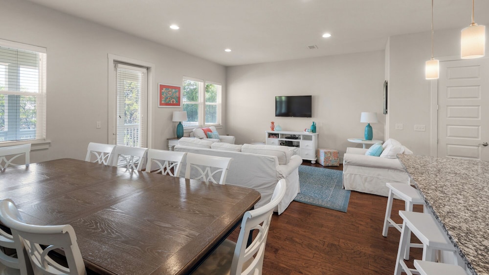Stunning 4 Bd/4.5 BA - Free Wifi - Easy Walk to Beach